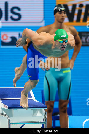 BUDAPEST, Ungarn - 23. Juli: Douglas Erasmus von Südafrika zu Beginn der mens 4 x 100 m Freistil bei Tag 10 der FINA Wm im Duna Arena am 23. Juli 2017 in Budapest, Ungarn. (Foto von Roger Sedres/ImageSA/Gallo Bilder) Stockfoto