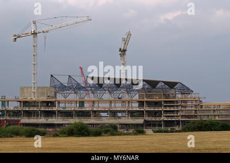 Schwere Hebezeuge & Turmdrehkrane bau Ascot Rennbahn Tribüne im Jahr 2005 Stockfoto