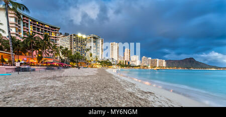 Der Strand von Waikiki, Honolulu, Oahu bei Dämmerung Stockfoto