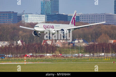 Qatar Cargo, Qatar Airways Cargo Boeing 777-FDZ, nähert sich der Flughafen Amsterdam Schiphol, in Nordholland, Niederlande, Stockfoto