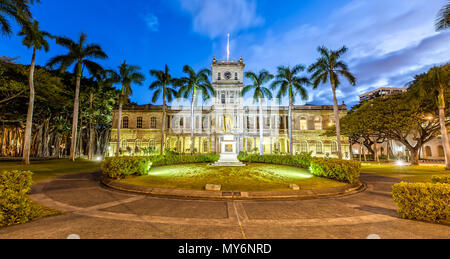 King Kamehameha Statue und Aliiolani Hale (Hawaii State Supreme Court), Honolulu, Oahu bei Dämmerung Stockfoto