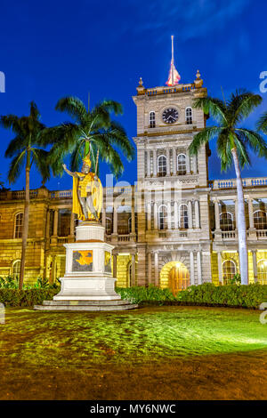 King Kamehameha Statue und Aliiolani Hale (Hawaii State Supreme Court), Honolulu, Oahu bei Dämmerung Stockfoto
