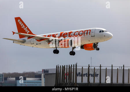 EasyJet, Airbus A319-100, nähert sich der Flughafen Amsterdam Schiphol, in Nordholland, Niederlande, Stockfoto