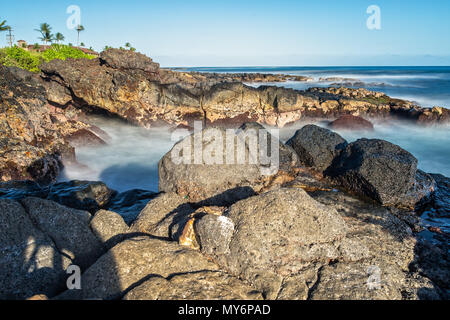 Sonnenuntergang auf eine grobe Beach auf Kauai Insel, Hawaii Stockfoto