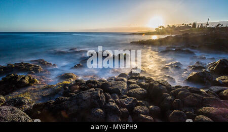 Sonnenuntergang auf eine grobe Beach auf Kauai Insel, Hawaii Stockfoto