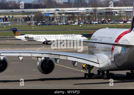 Emirates Airbus A380-800, Lufthansa Regional CRJ Flugzeuge, am Amsterdamer Flughafen Schiphol, in Nordholland, Niederlande, Stockfoto