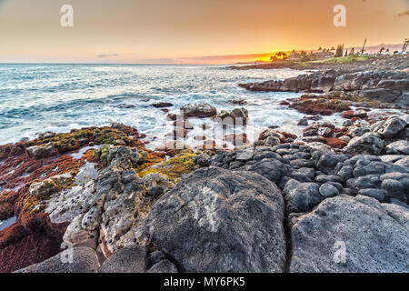 Sonnenuntergang auf eine grobe Beach auf Kauai Insel, Hawaii Stockfoto