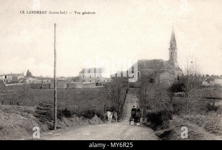 . Français: L'église de l'Immaculée Conception, vue de la Rue des Moulins (route du Loroux-Bottereau), Vers 1910, Le Landreau. 12 Januar 2013, 20:51:36. Foto Cesbron, Vallet 556 W 1154 - landreau 11 Eglise DeRueMoulins Stockfoto