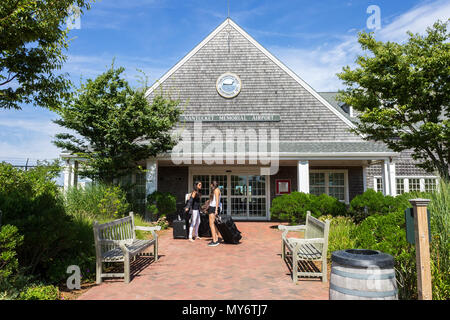 Nantucket, Massachusetts. Haupteingang des Nantucket Memorial Airport, einem öffentlichen Flughafen auf der Südseite der Insel Nantucket Stockfoto