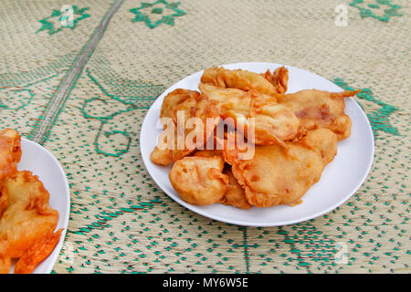 Pisang Goreng (gebratene Bananen) in eine Platte auf der Strohmatte in Yogyakarta, Indonesien Stockfoto