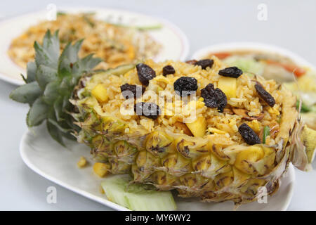 Thailändischer gebratener Reis mit Ananas die Ananas, Cashewnuss, Ei und Rosinen auf der Oberseite Stockfoto