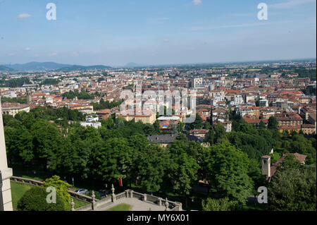 Europa, Italien, Lombardei, Bergamo. Obere Stadt ist eine mittelalterliche Stadt von grossem touristischen und kulturellen Interesse. Landschaft der unteren Stadt. Stockfoto