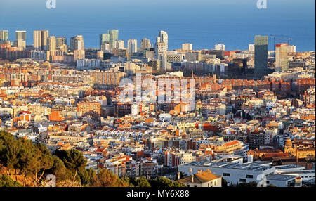 Die Skyline von Barcelona bei Sonnenuntergang, Spanien. Stockfoto