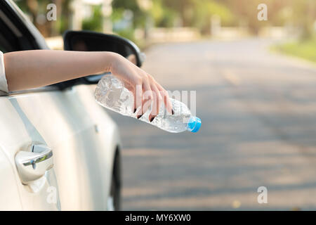 Hand werfen Kunststoff Flasche auf der Straße Stockfoto