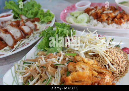 Thailand gebratene Nudeln, wie Pad Thai mit dem Huhn, bean Sprout, Kopfsalat und grüne Zwiebel Stockfoto