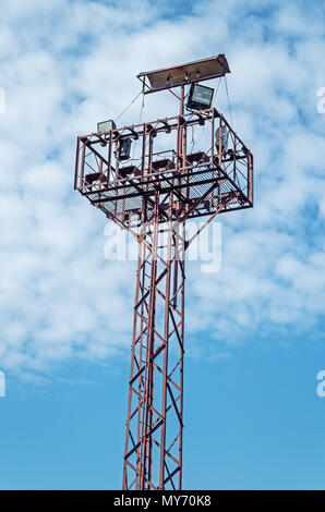 Alte und rostige Beleuchtung Turm gegen einen bewölkten Himmel Stockfoto