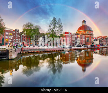 Regenbogen über Kirche Koepelkerk Amsterdam, Niederlande Stockfoto