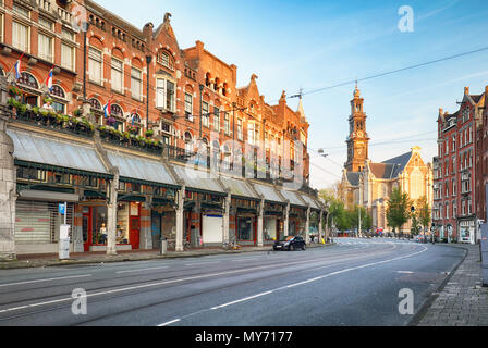 Amsterdam Street mit Dom Westerker bei Sonnenaufgang, Niederlande Stockfoto
