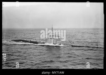 Onderzeeboot HR-MS011. Onderzeeboot Hr. Ms 011 (1926) komt uit boven Wasser Den Helder 1930 Catalogusnummer: RAA 003012780 Collectie Regionaal Archief Alkmaar Stockfoto