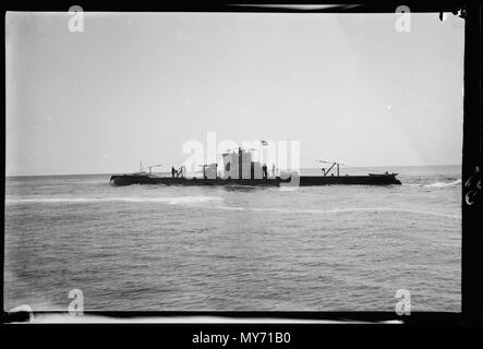 Onderzeeboot Hr Ms K XI. Onderzeeboot Hr. Frau K XI (1925-1945) passeert met bemanning aan dek Den Helder 1930 Catalogusnummer: RAA 003013026 Collectie Regionaal Archief Alkmaar Stockfoto