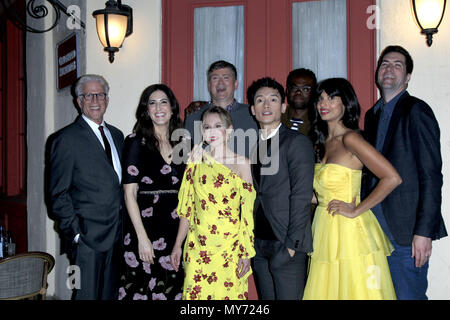 NBC's "Der gute Ort" fyc Screening und Q&A in den Universal Studios Backlot in Universal City, Kalifornien. Mit: Ted Danson, D'Arcy Carden, Jameela Jamil, Kristen Bell, Manny Jacinto, William Jackson Harper Wo: Universal City, Kalifornien, USA, wenn: 04. Mai 2018 Credit: Nicky Nelson/WENN.com Stockfoto