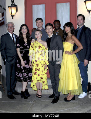 NBC's "Der gute Ort" fyc Screening und Q&A in den Universal Studios Backlot in Universal City, Kalifornien. Mit: Ted Danson, D'Arcy Carden, Jameela Jamil, Kristen Bell, Manny Jacinto, William Jackson Harper Wo: Universal City, Kalifornien, USA, wenn: 04. Mai 2018 Credit: Nicky Nelson/WENN.com Stockfoto