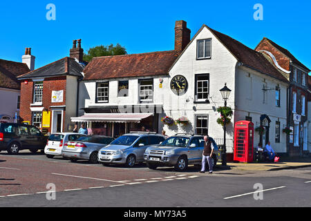 Die beliebten Lillys Café auf dem Hauptplatz im gut-zu-ländlichen Stadt Wickham in Hampshire tun Stockfoto