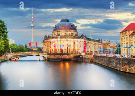 Museumsinsel auf Spree und Alexanderplatz Fernsehturm im Zentrum von Berlin, Deutschland Stockfoto