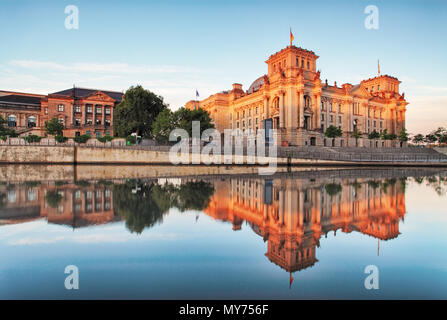 Der Reichstag (Bundestag) mit Reflexion in der Spree in den frühen Morgenstunden Stockfoto