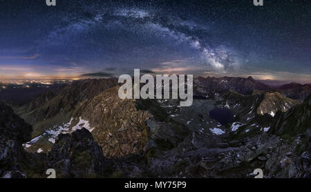 Zakopane in Polen in der Nacht vom Tatra peak Swinica Stockfoto