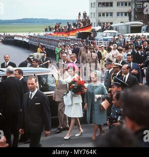 Ankunft am Flughafen Köln-Bonn am 27. Mai 1967: Nach dem offiziellen Empfang, die Gäste machen sich auf den Weg zu den wartenden Auto. Abgebildet ist Farah Pahlavi Holding einen Blumenstrauß, rechts neben ihr der Frau ist der deutsche Präsident, Wilhelmine Luebke. Im Hintergrund vor der Presse Galerie ist eine Bundeswehr Ehrenwache. Die persische königliche Paar wurden in Deutschland auf Staatsbesuch vom 27. Mai bis 5. Juni 1967. | Verwendung weltweit Stockfoto