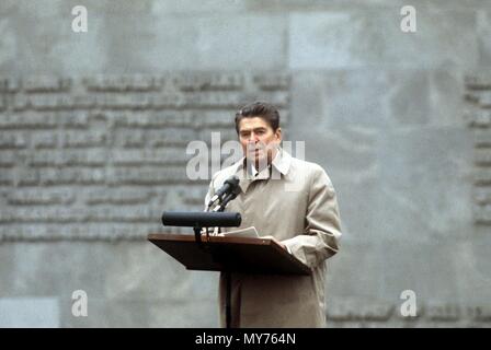 US-Präsident Ronald Reagan gibt eine Rede in Bergen-Belsen am 05. Mai 1985. Während der US-Präsident auf Staatsbesuch in Deutschland, Ronald Reagan und Bundeskanzler Helmut Kohl besuchte die Gedenkstätte für die Opfer des NS-Regimes in Bergen-Belsen. | Verwendung weltweit Stockfoto