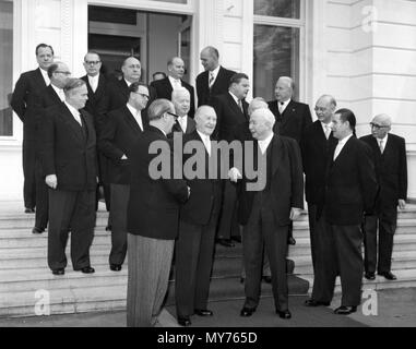 Bundespräsident Theodor Heuss (vorne rechts) im Gespräch mit Bundeskanzler Konrad Adenauer (C). Rechts von Heuss Bundesinnenminister Gerhard Schröder (CDU). Am 28. Oktober 1957, den deutschen Präsidenten empfangen die Mitglieder der neuen Bundesregierung in der Villa Hammerschmidt und stellte sie mit ihre Urkunden für die Ernennung. | Verwendung weltweit Stockfoto