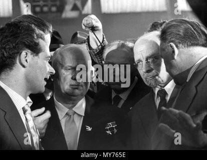 Sowjetischen Ministerpräsidenten Nikita Chruschtschow (2. w. L), DDR-Ministerpräsident Otto Grotewohl (im Schatten) und Erster Sekretär des ZK der SED (Sozialistische Einheitspartei Deutschlands) Walter Ulbricht (2. w. R) dargestellt, während der Leipziger Frühjahrsmesse in Leipzig, Deutschland, 05. März 1959. | Verwendung weltweit Stockfoto