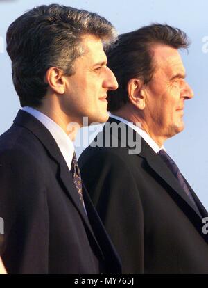 Bundeskanzler Gerhard Schroeder (R) und der albanische Ministerpräsident Pandeli Majko Hören Sie die Nationalhymnen beider Länder auf dem Flughafen von Tirana, Albanien, am 22. September 1999. Schroeder wurde mit militärischen Ehren nach seiner Ankunft in Albanien erhalten. | Verwendung weltweit Stockfoto
