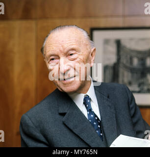 Konrad Adenauer (1876-1967), der erste Kanzler der Bundesrepublik Deutschland, dargestellt im Frühjahr 1966. | Verwendung weltweit Stockfoto