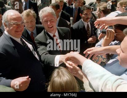 Hände greifen nach außen in Richtung der US-Präsident Bill Clinton (c) am Flughafen Berlin-Tempelhof am 14. Mai 1998 von Bundeskanzler Helmut Kohl (l) und Bürgermeister Eberhard Diepgen (hinten) beobachtet. Clinton nahm an den Feierlichkeiten zum 50. Jahrestag der Berliner Luftbrücke. | Verwendung weltweit Stockfoto