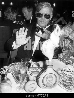 Deutsche Präsident Helmut Schmidt eine Sonnenbrille wegen Bindehautentzündung, die versuchen, blinkt Fotografen' zu vermeiden, auf Bundesebene drücken Sie die Kugel an der Beethovenhalle in Bonn, Deutschland, am 11. November 1978. | Verwendung weltweit Stockfoto