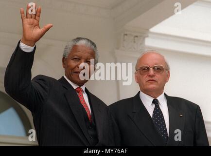 Präsident Südafrikas Nelson Mandela (l) mit Bundespraesident Herzog außerhalb der Villa Hammerschmidt in Bonn, Deutschland, am 21. Mai 1996. | Verwendung weltweit Stockfoto