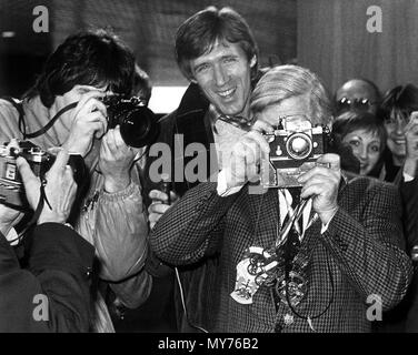 Bundeskanzler Helmut Schmidt nimmt Bilder der Fotografen bei einem Empfang für Bonn carnival Revellers im Bundeskanzleramt in Bonn, Deutschland, am 20. Februar 1981. | Verwendung weltweit Stockfoto