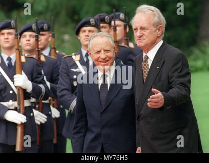 Bundespraesident Rau (R) begleitet italienische Staatspräsident Carlo Azeglio Ciampi in Schloss Bellevue in Berlin, Deutschland, am 14. Juli 1999. | Verwendung weltweit Stockfoto