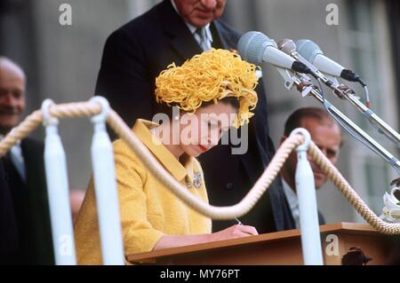 Königin Elisabeth II. von Großbritannien Zeichen in das Goldene Buch der Stadt Schöneberg Rathaus, im Mai 1965. | Verwendung weltweit Stockfoto