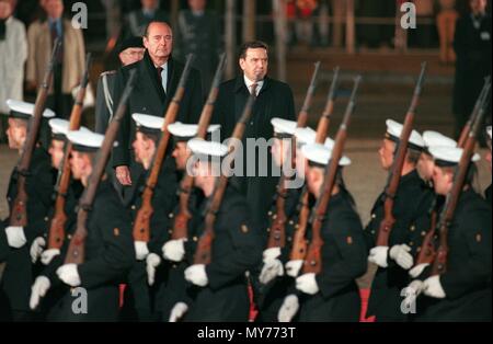 Bundeskanzler Schroeder und sein Gast, der französische Präsident Jacques Chirac (L), die während der militärischen Begrüßungszeremonie am Bassinplatz in Potsdam, Deutschland, am 30. November 1998. Chirac kam für die 72. Deutsch-franzoesischer Gipfel. | Verwendung weltweit Stockfoto