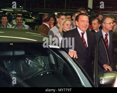 Bundeskanzler Gerhard Schroeder (C) und der hessische Ministerpraesident Hans Eichel (R) besuchen Sie das Opel-werk in Rüsselsheim, Deutschland, am 15. Januar 1999. | Verwendung weltweit Stockfoto