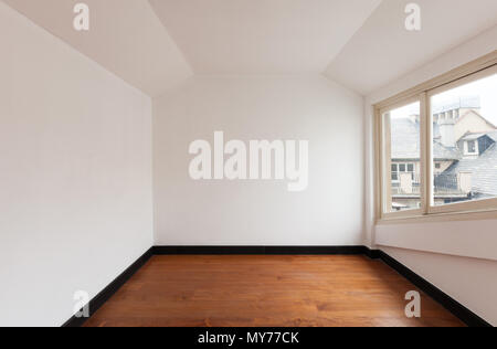 Interieur, alten Dachboden mit Windows Stockfoto