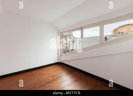 Interieur, alten Dachboden mit Windows Stockfoto