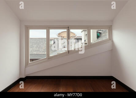 Interieur, alten Dachboden mit Windows Stockfoto
