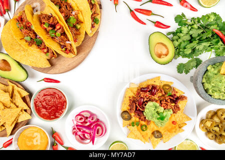 Ein Foto von einem ssortment von vielen verschiedenen mexikanischen Speisen, wie Tacos, Guacamole, Pico de Gallo, Nachos und andere, mit Kopie Raum, auf einem Stockfoto