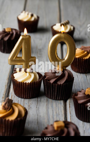 Nummer 40 Feier Geburtstag Cupcakes auf einer hölzernen Hintergrund Stockfoto