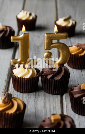 Nummer 15 Feier Geburtstag Cupcakes auf einer hölzernen Hintergrund Stockfoto